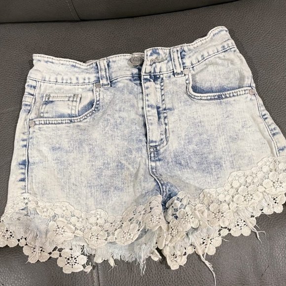 Refuge light blue denim high-waisted jean shorts with lace bottom. Size 0/short. - Picture 1 of 2